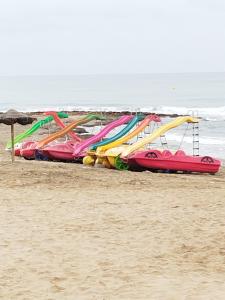 Apartamento reformado con terraza vistas al mar y a las piscinas de Magic World garaje y piscina frente a Balneario Aire acondicionadowifi