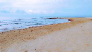 Apartamento reformado con terraza vistas al mar y a las piscinas de Magic World garaje y piscina frente a Balneario Aire acondicionadowifi