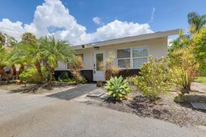 Boynton Beachs Best! Family Home with Yard and Garden