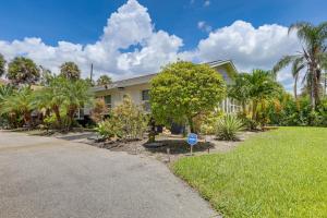Boynton Beachs Best! Family Home with Yard and Garden