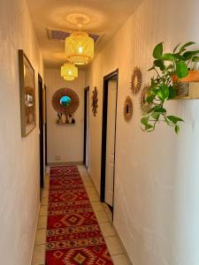 Chambre cosy dans maison familiale avec petit déjeuner chez Olivier et Manuel à Clavette, proche La Rochelle