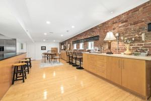 West Dickson Loft-IN Entertainment District