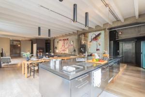 Design Loft with Private Parking by RentComo
