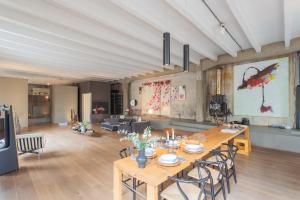 Design Loft with Private Parking by RentComo