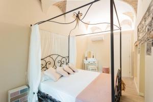 Romantic Escape city centre with Jacuzzi & Parking by RentComo