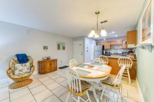 4 Mi to Siesta Key Beach Condo with Pool Access