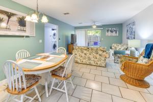 4 Mi to Siesta Key Beach Condo with Pool Access