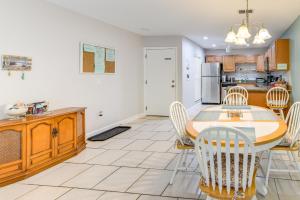 4 Mi to Siesta Key Beach Condo with Pool Access