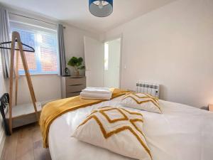 Cozy One Bed Flat at Dawe Luxury Suites - An Entire Apartment near Ely Cathedral & Train Station - The Perfect Base to Explore Ely, Cambridge, Norfolk & London - 2 Guests Max & Pet Friendly