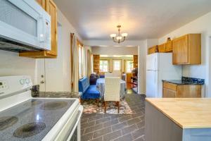 Less Than 1 Mi to Coquille River Cottage with Private Yard!