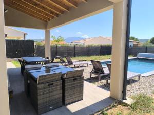 villa récente climatisée avec piscine privée