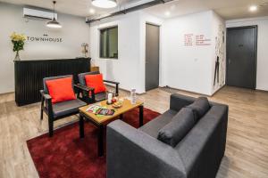 Super Townhouse Galleria Market Near Golf Course Road