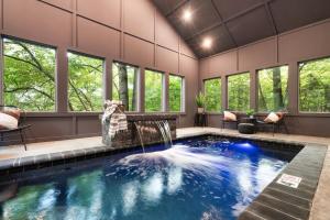 Ridge Retreat- Indoor Heated Pool, Hot Tub, Fire Pit, Arcades, Best Location, 1 mi from Pkwy!