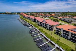 Riverfront Retreat with Stunning Views at 456 Bouchelle #202 - 4hvězdičkové hotely ve městě New Smyrna Beach