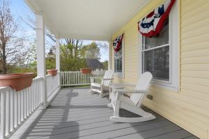 7PH Sunny Farmhouse Retreat, AC, Game Room, Dog Friendly