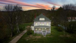 7PH Sunny Farmhouse Retreat, AC, Game Room, Dog Friendly