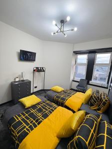 3BR West End Flat w Free Parking