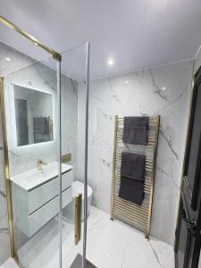 3BR West End Flat w Free Parking