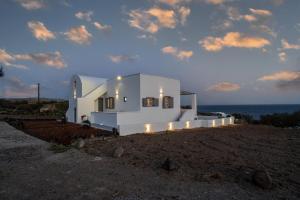 Red Beach Harmony suites Modestos