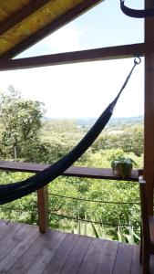 Cabaña Del Ermitaño entre los árboles del bosque de Efímero la Ceja