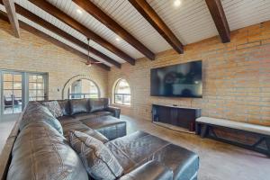 3 BR Home, Spacious Backyard with Pool