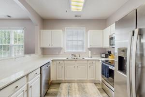 2 BR Condo with Pool and Tennis and Volleyball Courts