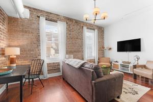 Downtown Loft- Steps away from Plant Riverside!