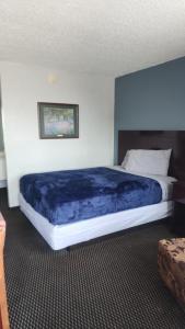 Queen Bed Hotel Room 118