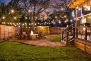 Gruene Haus - Hot Tub Fire Pit & Sleeps 11