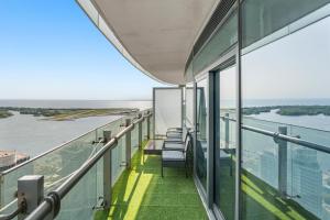 Luxury Lakeview Downtown Condo, CN Tower, Rogers Center, Scotia Arena, Lake View with Free Parking