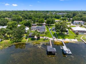 Stunning 5-Bedroom Lakefront Retreat!