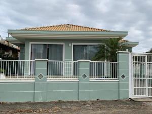 Casa com Piscina à 130m da praia do gravata