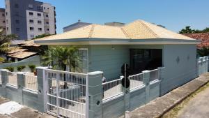 Casa com Piscina à 130m da praia do gravata