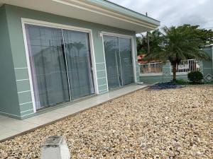 Casa com Piscina à 130m da praia do gravata