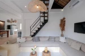 Steps to Canggu Beach Six Bedrooms, Five Baths