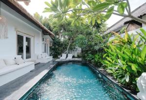 Steps to Canggu Beach Six Bedrooms, Five Baths