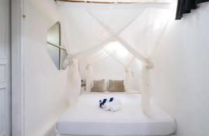 Steps to Canggu Beach Six Bedrooms, Five Baths