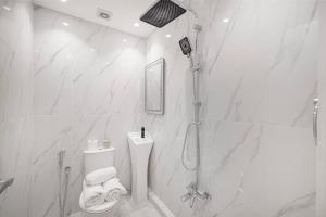 Lux 3 BR Sea View Condo with Pool & Sauna In Marina