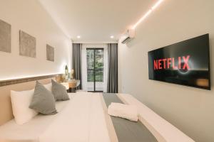 Oldquarter-Trainstreet-Elevator-Balcony-FreeNetflix-FreeStorage