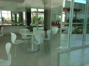 Apto aconchegante com piscina aquecida, garagem e metrô próximo