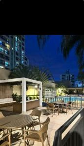 Apto aconchegante com piscina aquecida, garagem e metrô próximo