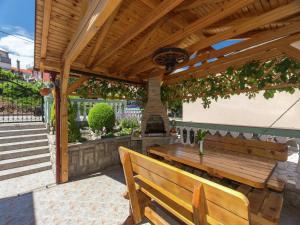 Apartment with shared swimming pool