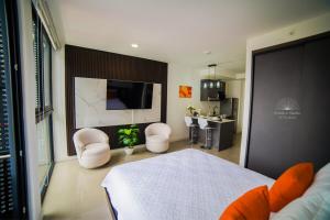 Solstice Studio Urban Sunset in Bo Escalante