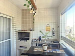 Vista Praia Mar - 2 dormts - com AR condicionado na Suíte - Sala de Estar e Jantar com cozinha integrada - 250 m da praia da Aviação - WI FI - Varanda Gourmet com Churrasqueira e ESTACIONAMENTO gratuito