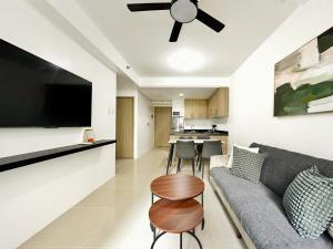 Spacious 2BR Living Rm Shore Res near NAIA MOA