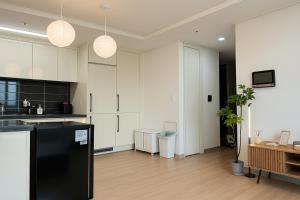 E 2BR 60m2 Newly Built High Floor APT 2min to Hyundai Outlet Triple St