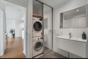 Central urban nest with pool gym pool free parking