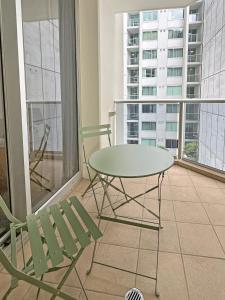 2-Bed City Apartment with Gym & Pool Access