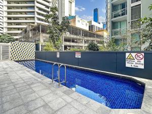 2-Bed City Apartment with Gym & Pool Access