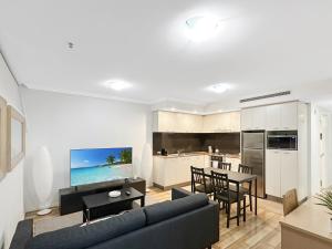 2-Bed City Apartment with Gym & Pool Access